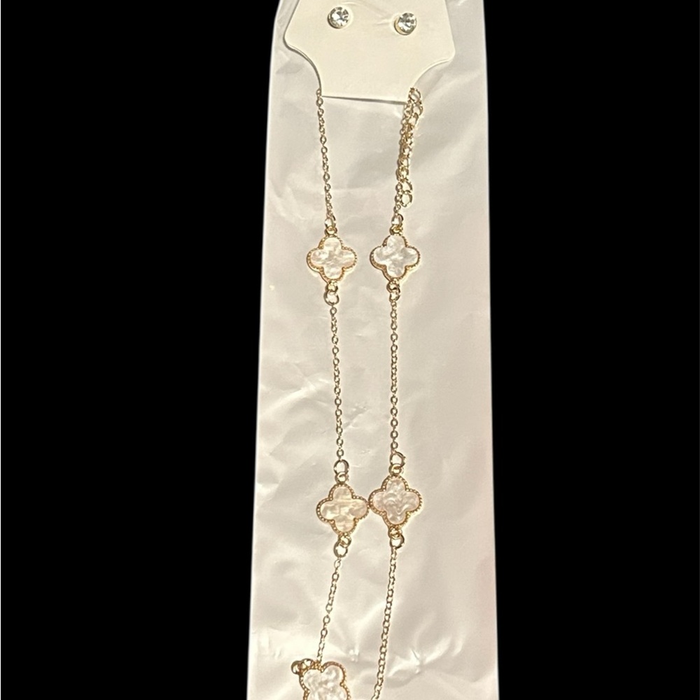 Fashion Jewelry Gold and White Floral Necklace